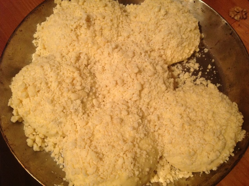 Булочки с присыпкой из муки и масла