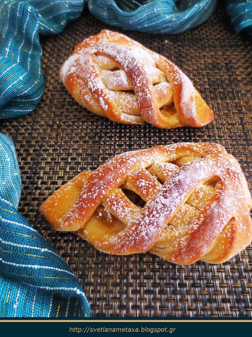 Сдобные булочки с корицей