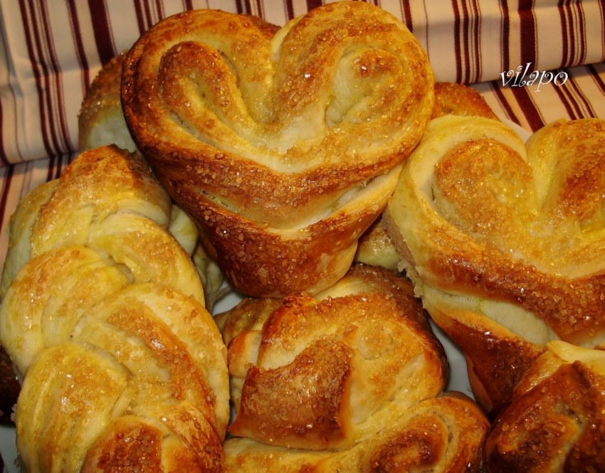 Сдобные булочки с корицей