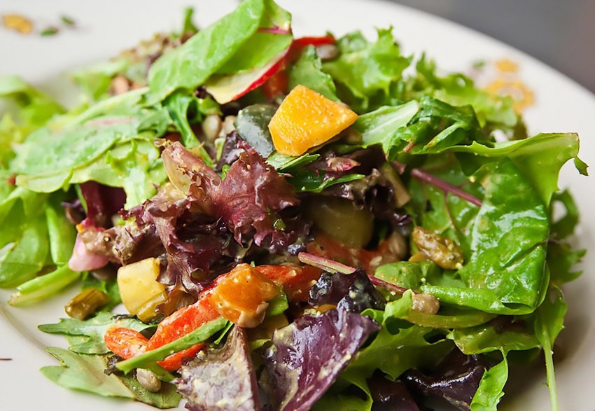 Салат с обжаренной куриной грудкой