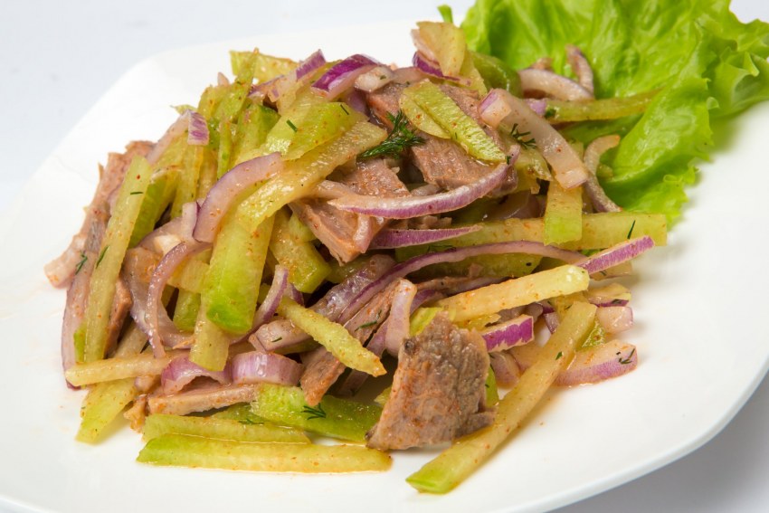 Салат с мясом и солеными огурцами
