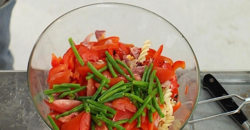 Салат с копчёным окороком свиным