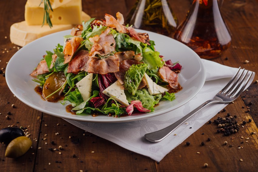 Салат с карамелизированной грушей