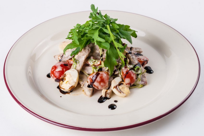 Салат с языком говяжьим в ресторане