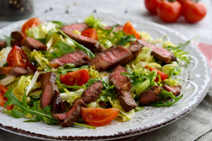 Салат с жареным лососем