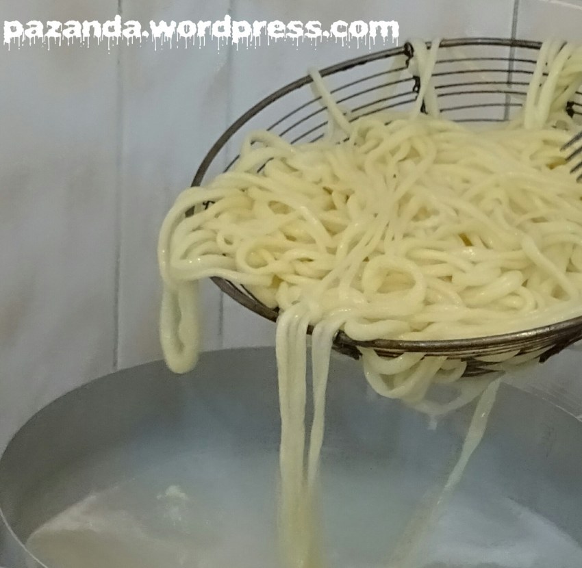 Отваренная лапша для лагмана в дуршлаге