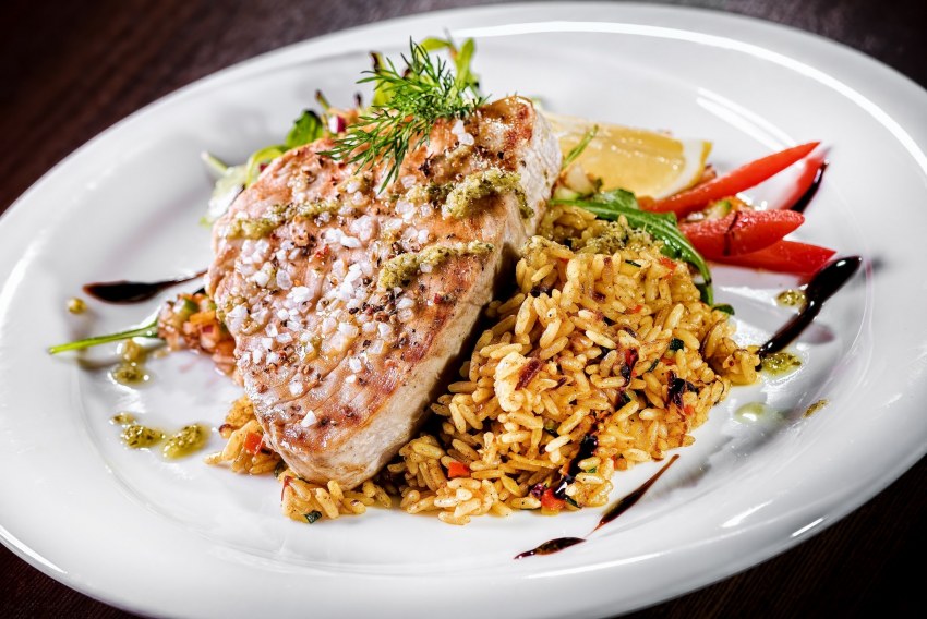 Стейк с рисом и овощами