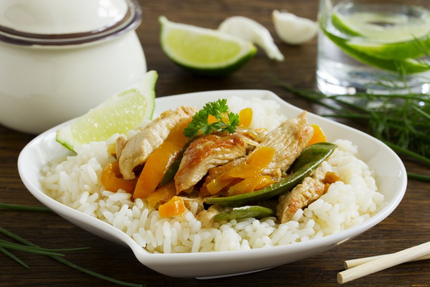 Фото рис с рыбой на тарелке