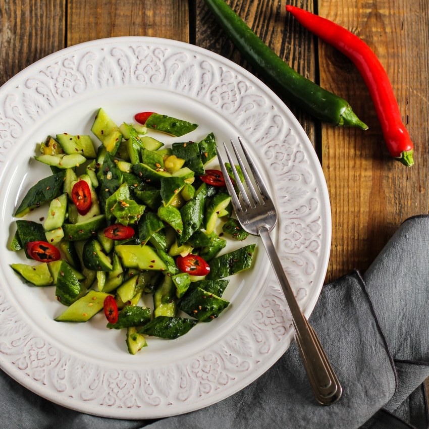 Салат битые огурцы