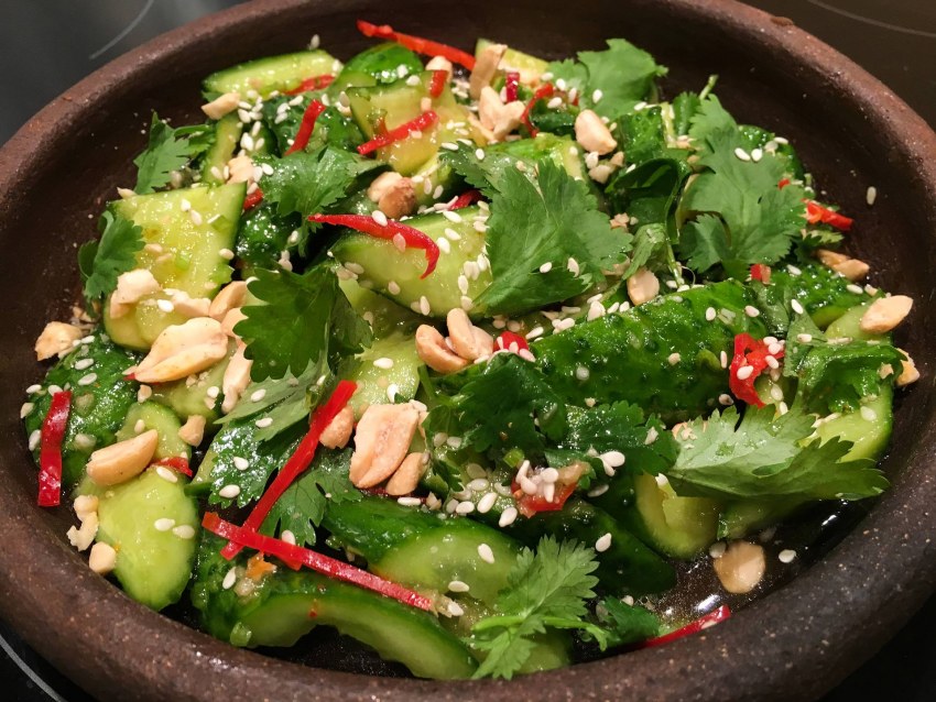 Салат битые огурцы