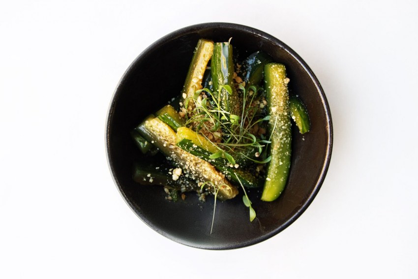 Битые огурцы по-китайски с кешью в ресторане