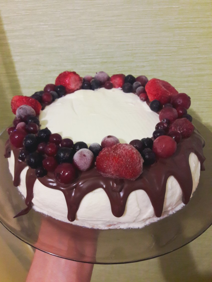 Розовый торт с ягодами