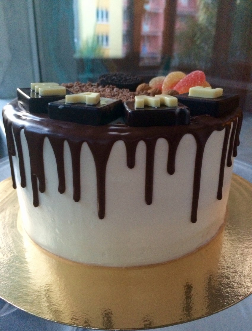 Торт с кшоколадными потеками