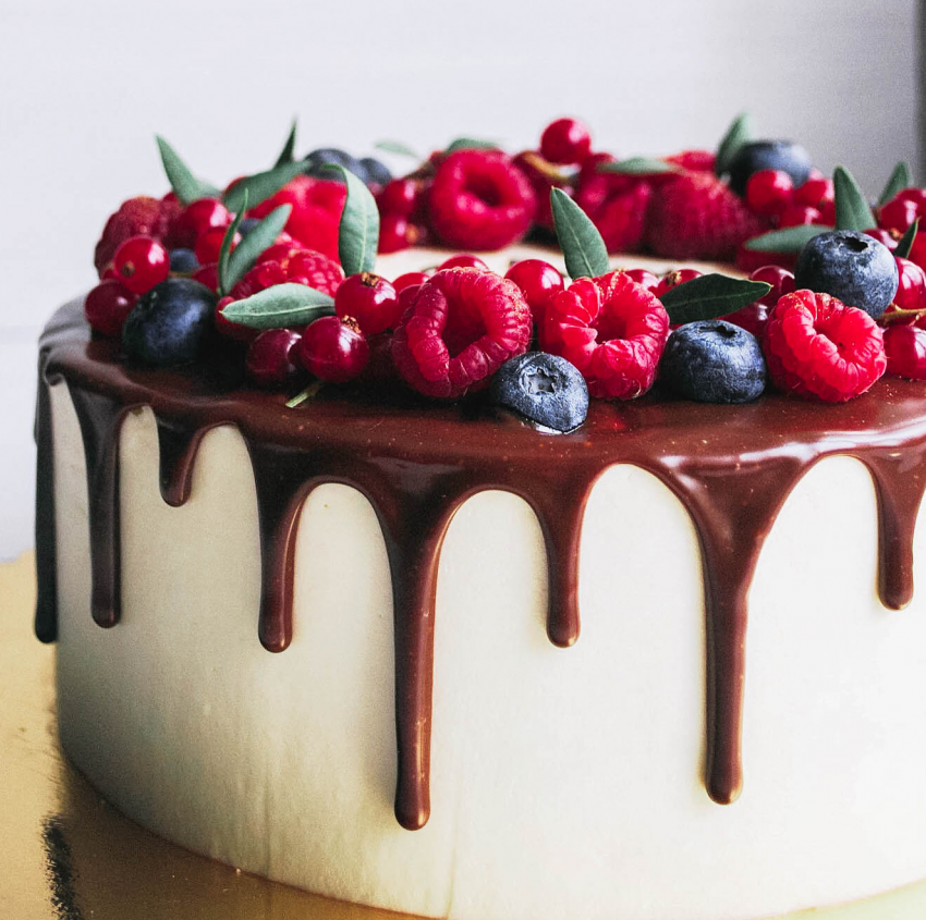 Украшение торта ягодами и шоколадом