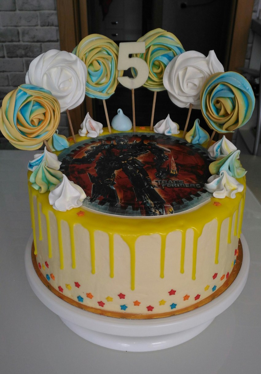 Сиреневый торт с ягодами