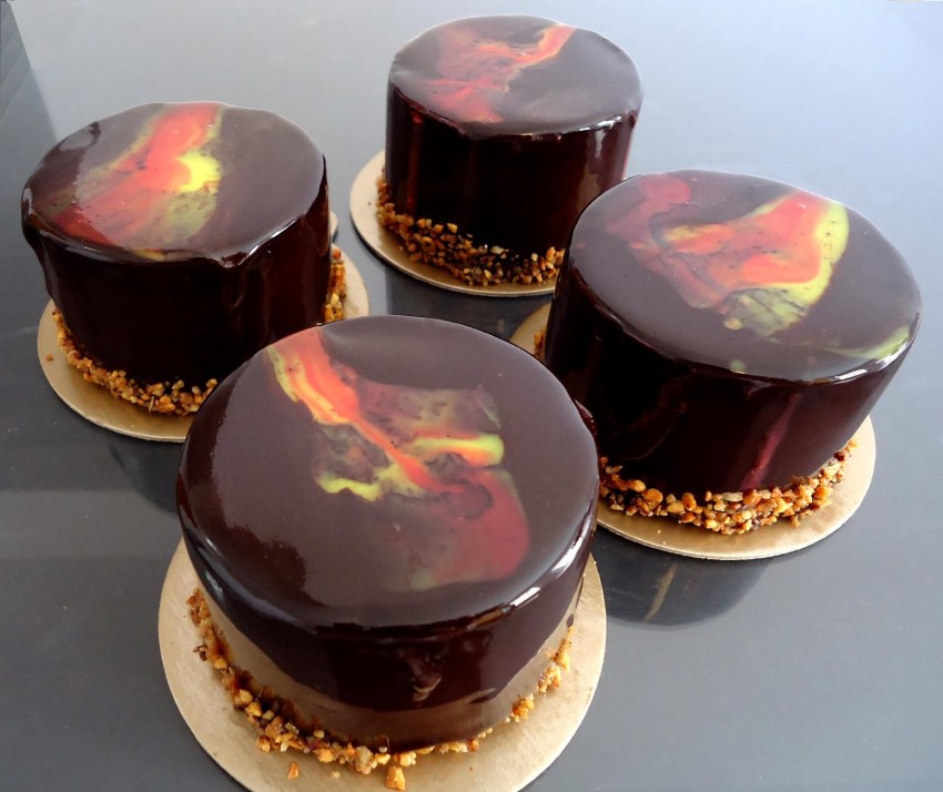 Украшение торта шоколадной глазурью и фруктами