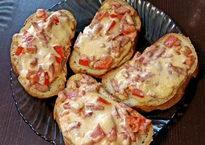 Мини пицца на батоне