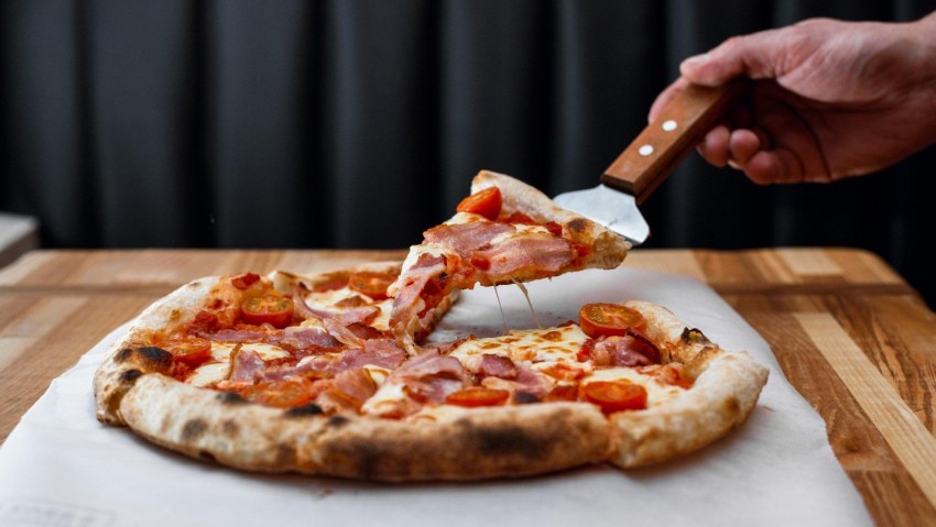 Дырка в пицце из хлеба лепешка