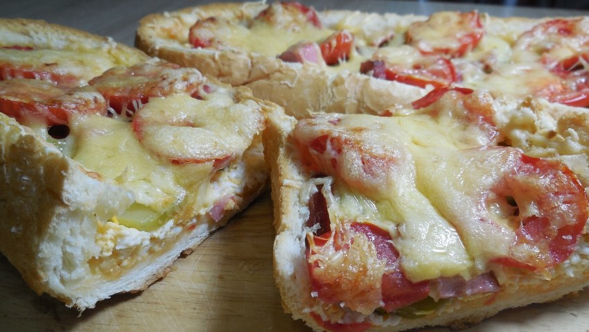 Пицца из батона на сковороде