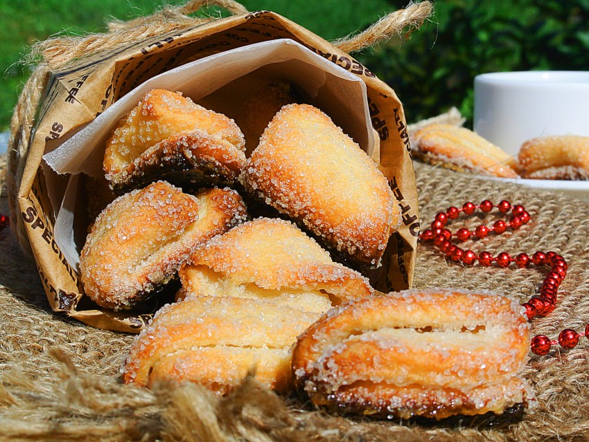 Пирожки из слоёного теста с яблоками