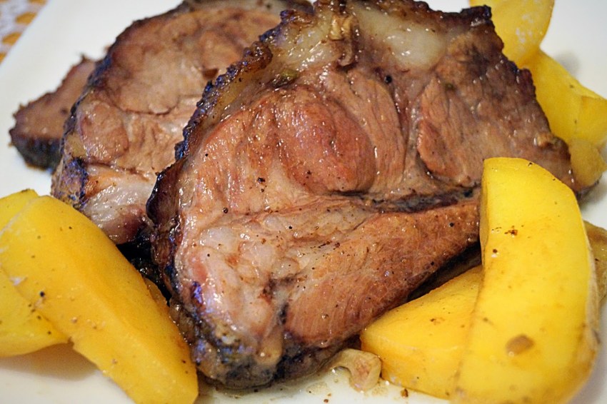Свиной рулет с яблоками
