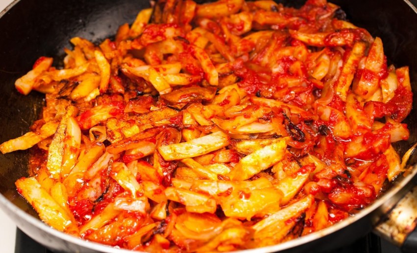 Жареная картошка с томатной пастой