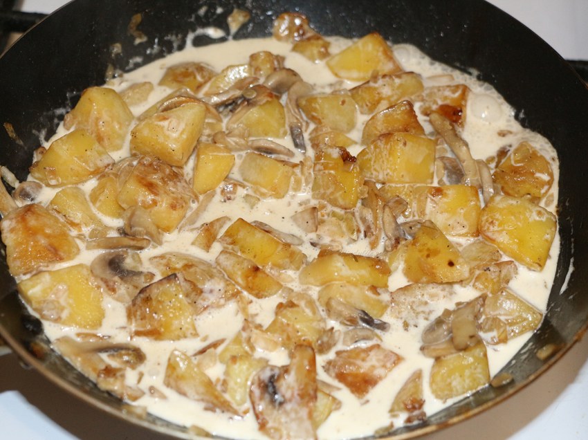 Картошка с грибами в сливочном соусе