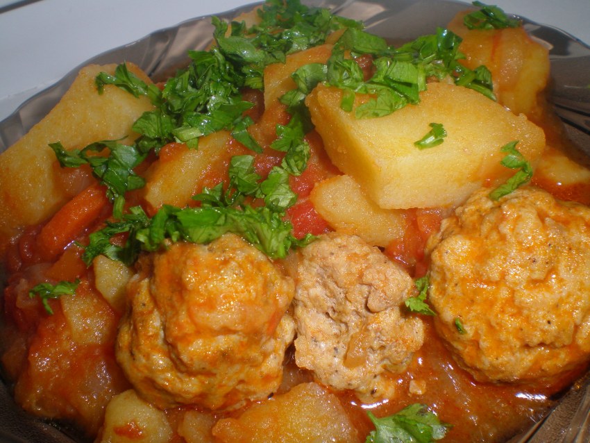 Тефтели с картошкой