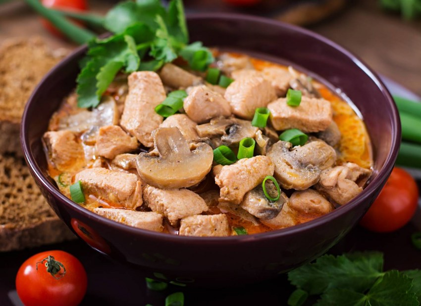 Гуляш из курицы с грибами с подливкой