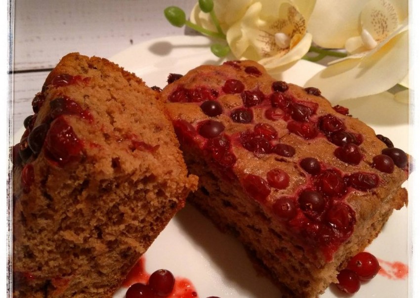 Пирог с малиной на белом фоне