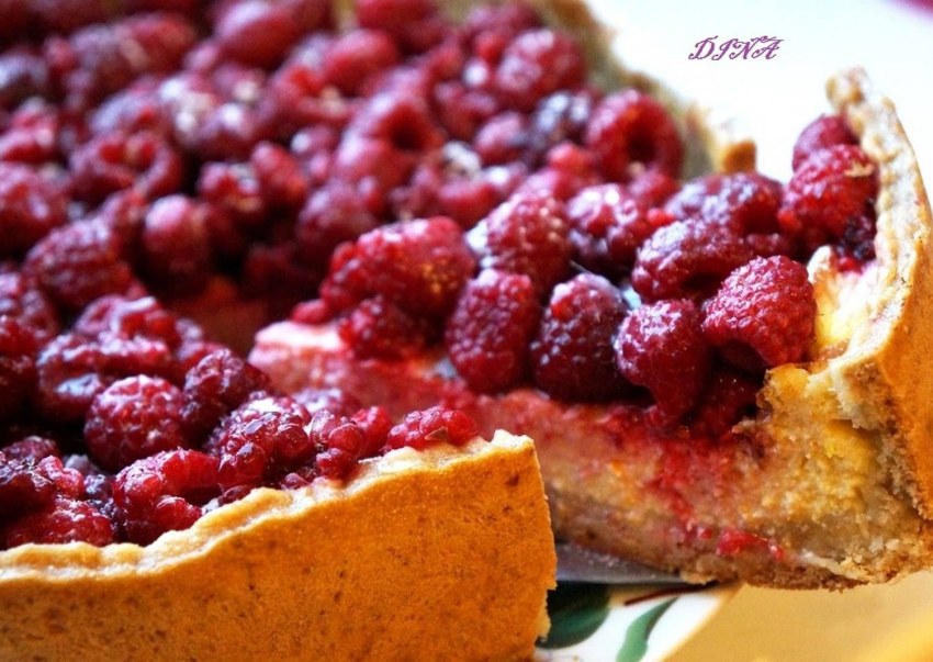 Пирог с клубникой , малиной и яблоком