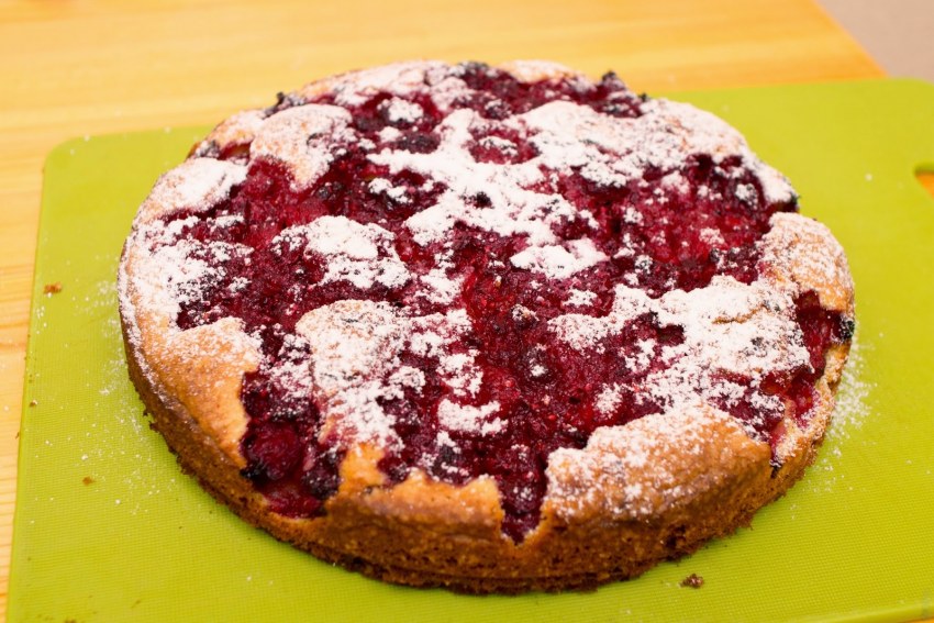 Бисквитный торт с клюквой