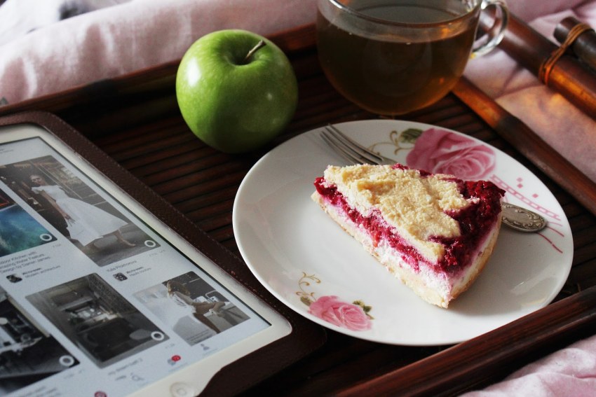 Шарлотка с малиной