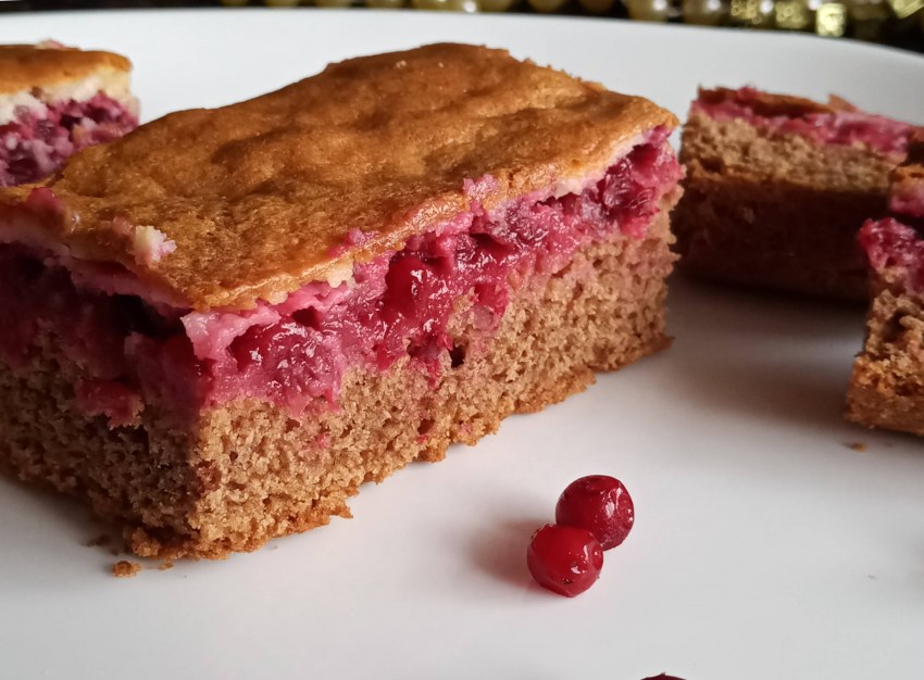 Пирог с малиновым вареньем в духовке