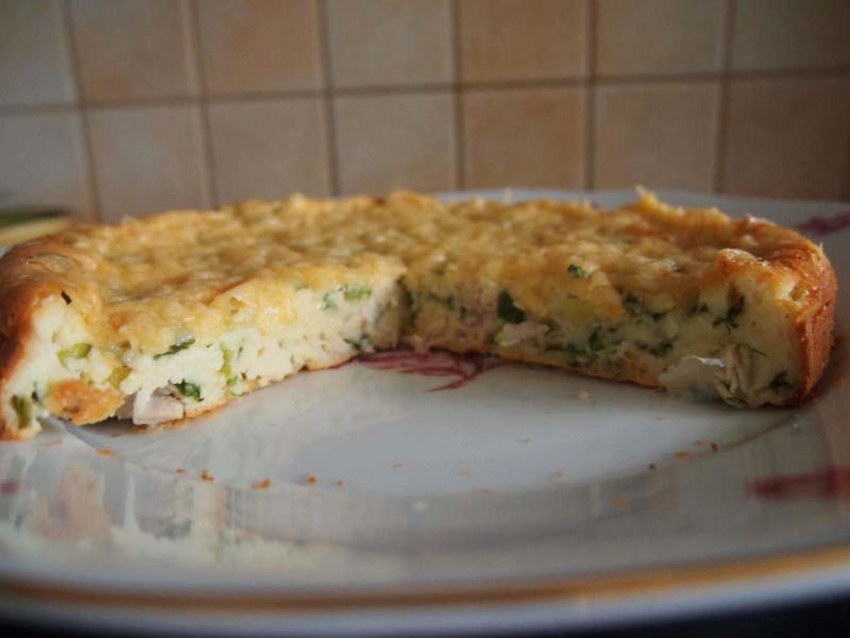 Пирог с зеленым луком, курицей и сыром:
