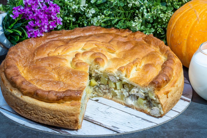 Слоеный пирог с курицей и грибами и сыром