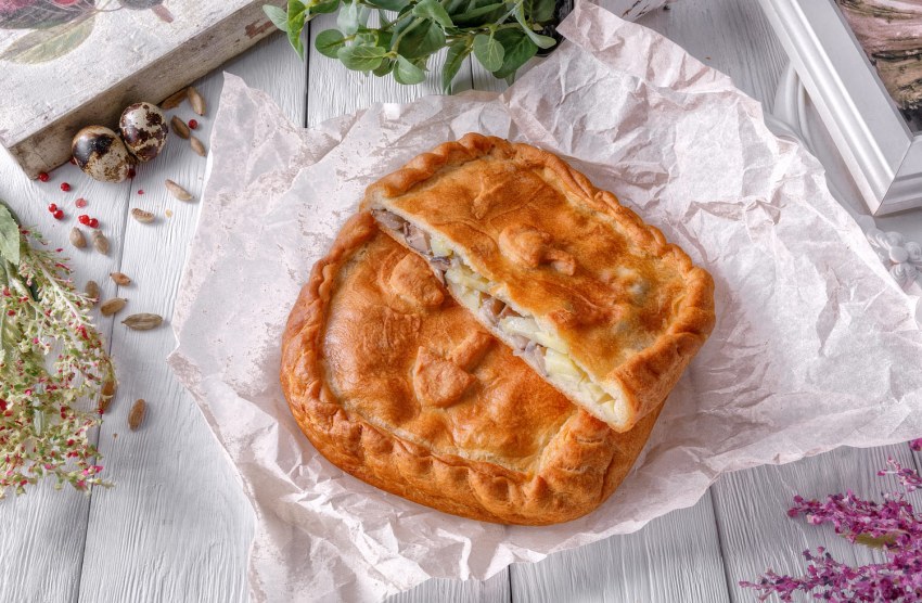 Сдобные пироги с курицей и грибами