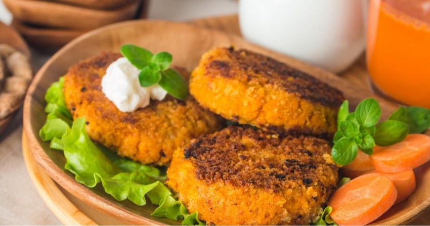 Морковная котлета на белом фоне