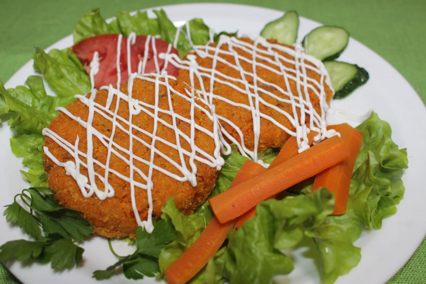 Котлетки морковные со сметаной.