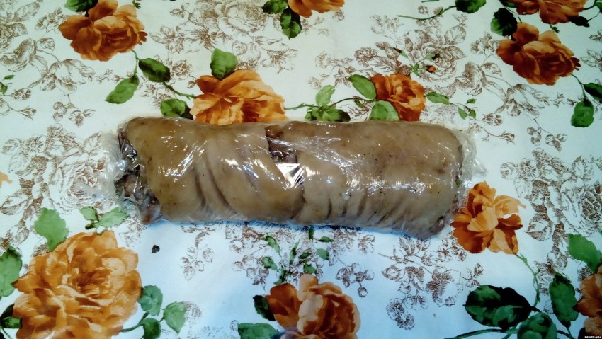 Рулет из рульки в пищевой пленке