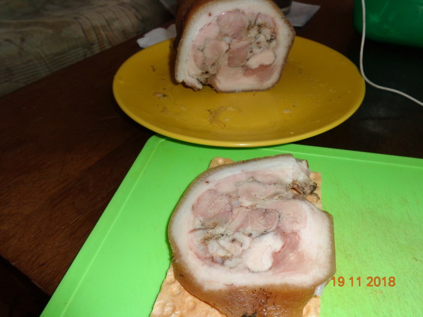 Рулет из свиной щековины в духовке