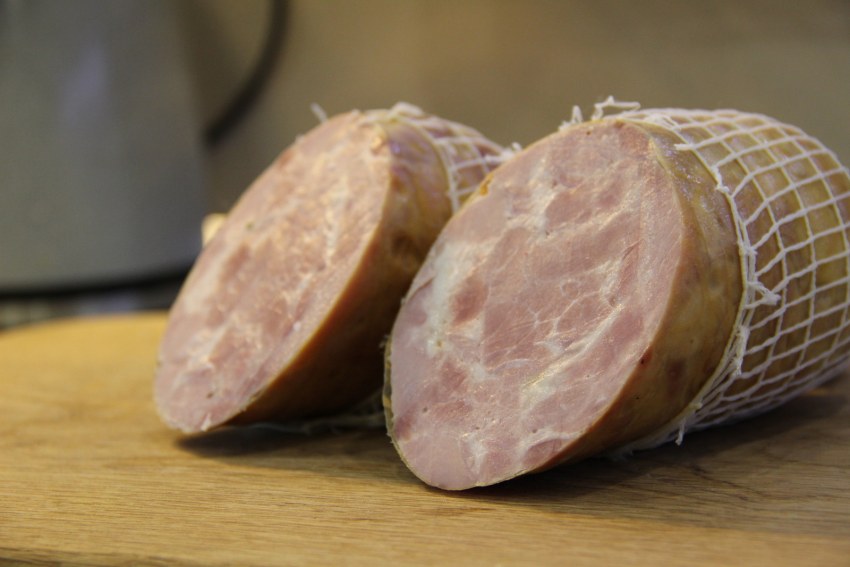 Сальтисон из свиной головы в целлофановом пакете