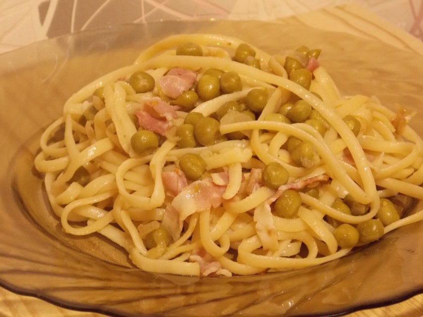 Паста с копченой курицей и зеленым горошком