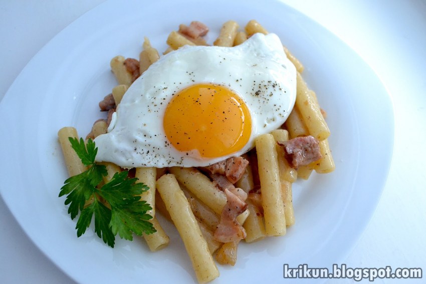 Жареные макароны с яйцом