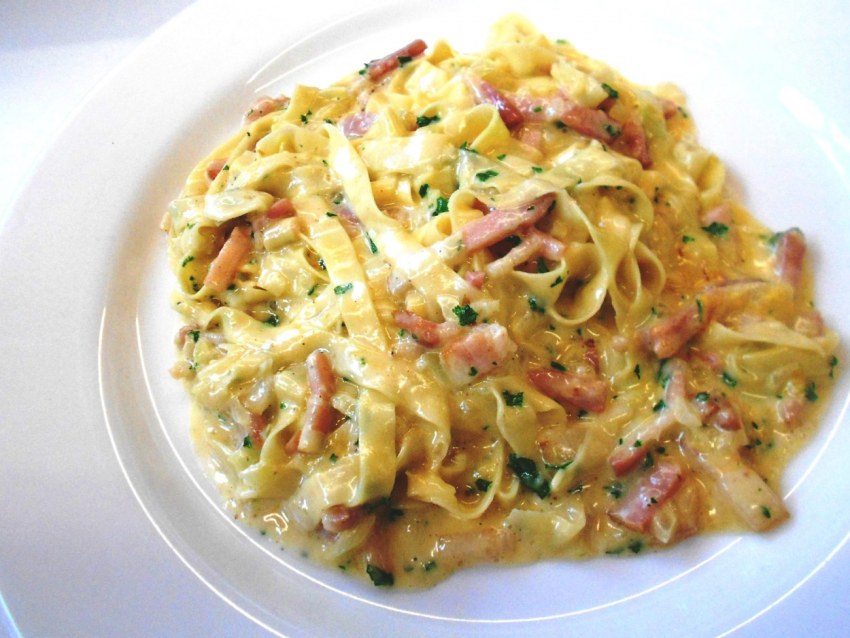 Паста карбонара с копченой грудинкой
