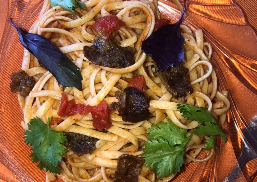 Нарезка бекона мелким кубиком