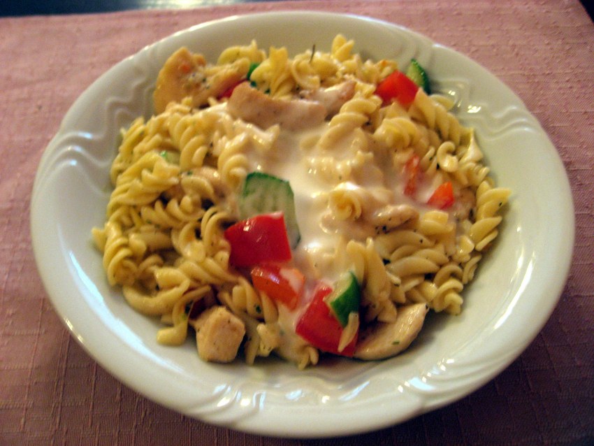 Макароны отварные и нарезанный помидор