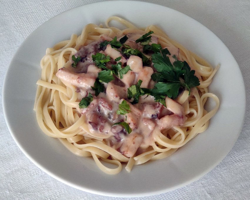 Спагетти с беконом брокколи и песто