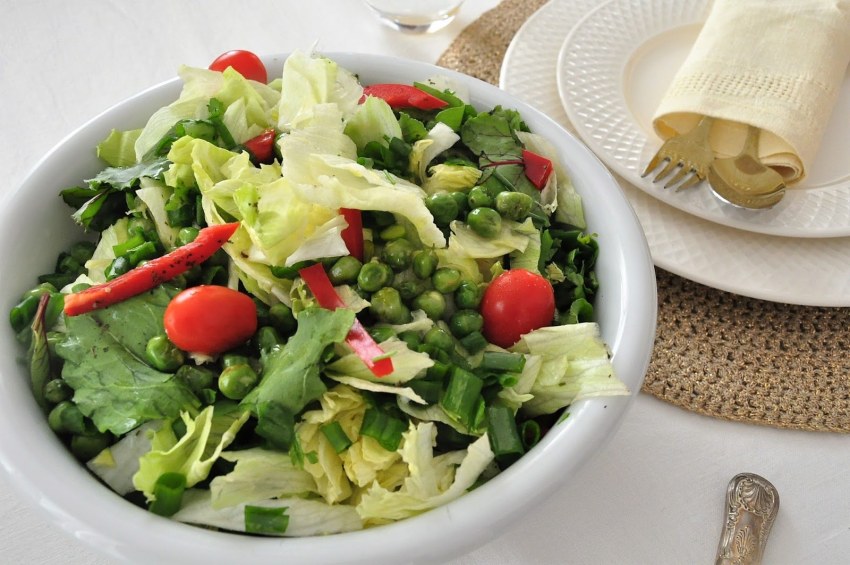 Слоеный ананасовый салат с курицей