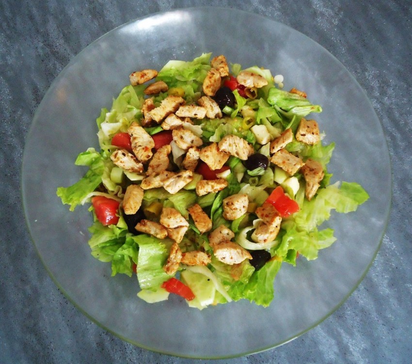 Салат с жареной курицей